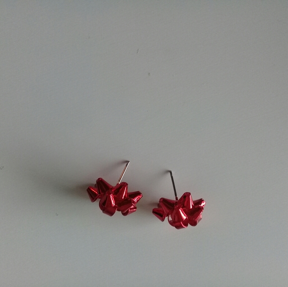 Metal bow red earring studs - Picture 2 of 3
